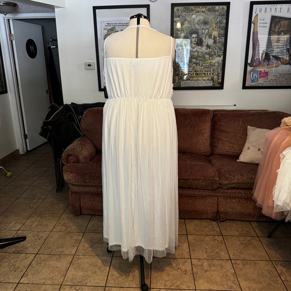 Elegant White Wedding Dress - Picture 4 of 8